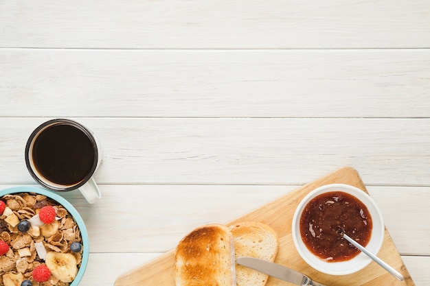 Cereales y tostadas para el desayuno