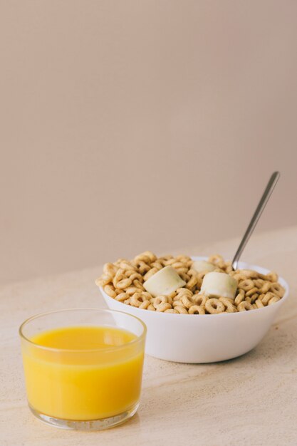 Cereales y zumo de naranja