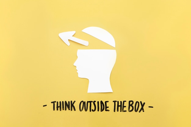 Cerebro humano abierto con símbolo de flecha cerca de pensar fuera del mensaje de caja
