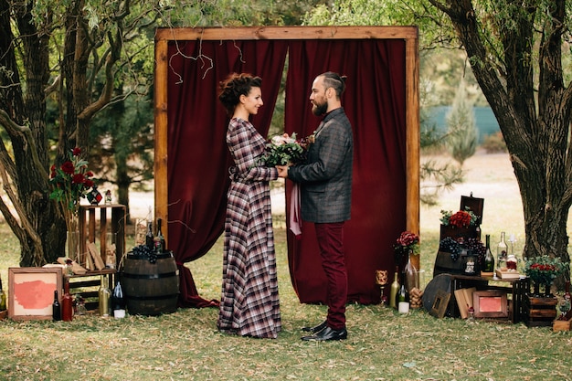 Foto gratuita la ceremonia de boda de una hermosa pareja en el bosque.
