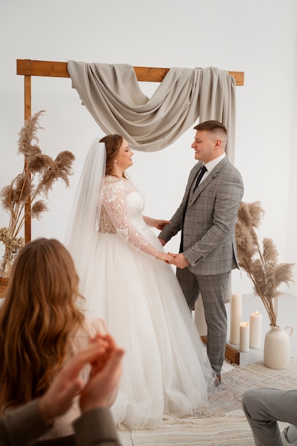 Ceremonia de boda para novios de talla grande