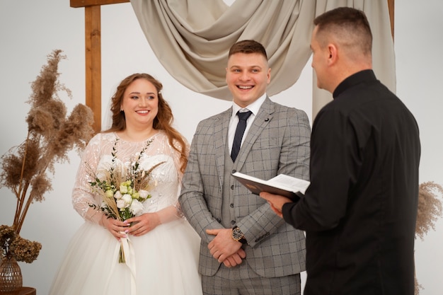 Foto gratuita ceremonia de boda para novios de talla grande