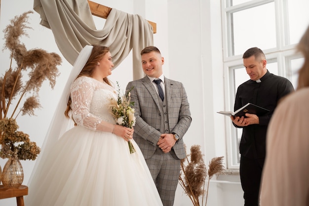 Foto gratuita ceremonia de boda para novios de talla grande