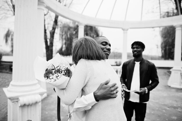 Ceremonia de compromiso de boda con pastor Feliz pareja multiétnica en historia de amor Relaciones de hombre africano y mujer europea blanca