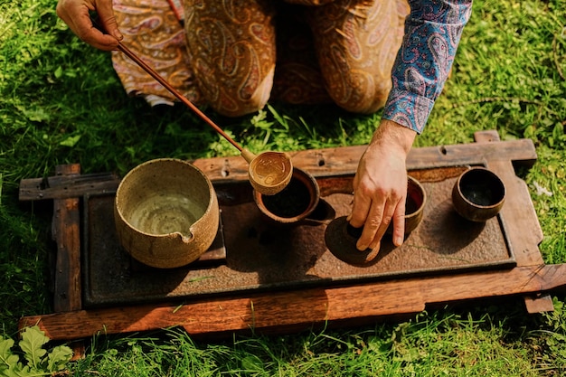 Foto gratuita ceremonia del té chino en un parque. beber té al aire libre.