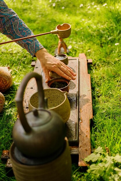 Ceremonia del té chino en un parque. Beber té al aire libre.