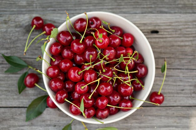 Cereza agria fresca en un bol