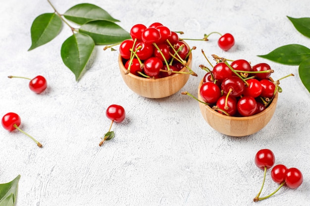 Cereza fresca en plato sobre mesa blanca