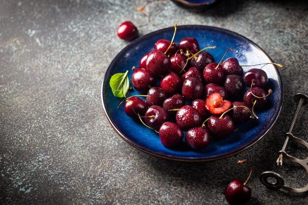 Cereza fresca en plato