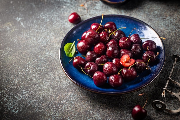 Cereza fresca en plato