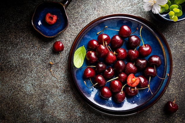 Cereza fresca en plato