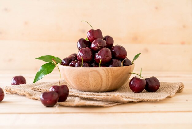 Cereza fresca en un tazón de madera