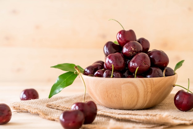 Cereza fresca en un tazón de madera