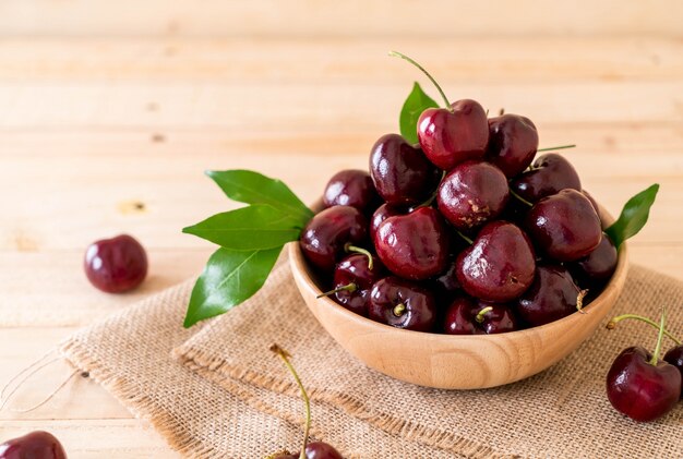 Cereza fresca en un tazón de madera