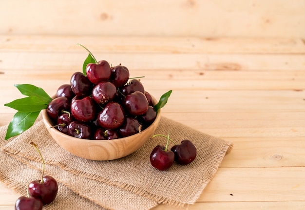 Cereza fresca en un tazón de madera