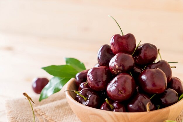 Cereza fresca en un tazón de madera