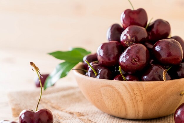 Cereza fresca en un tazón de madera