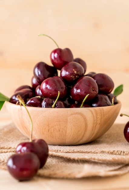 Cereza fresca en un tazón de madera