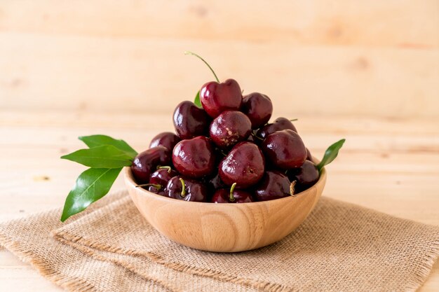 Cereza fresca en un tazón de madera