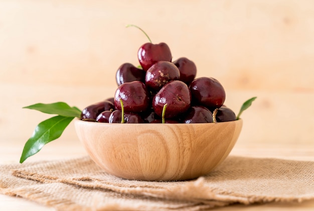 Cereza fresca en un tazón de madera