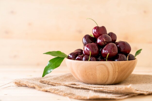 Cereza fresca en un tazón de madera