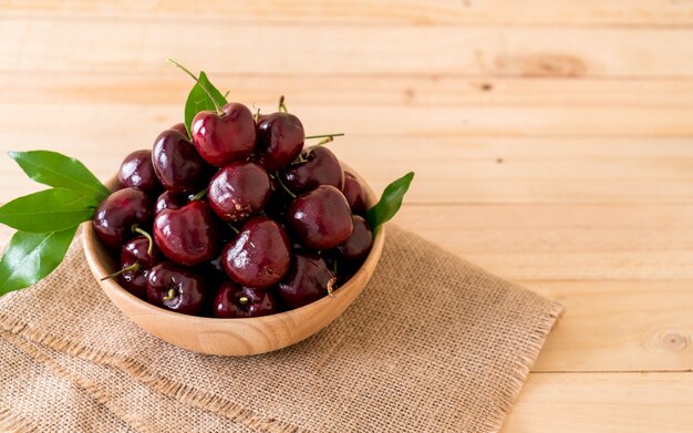 Cereza fresca en un tazón de madera