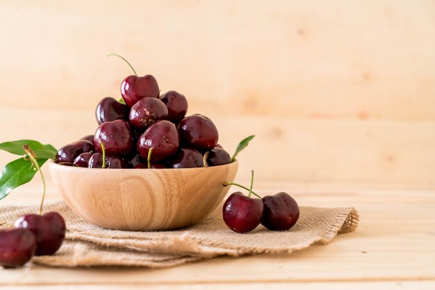 Cereza fresca en un tazón de madera