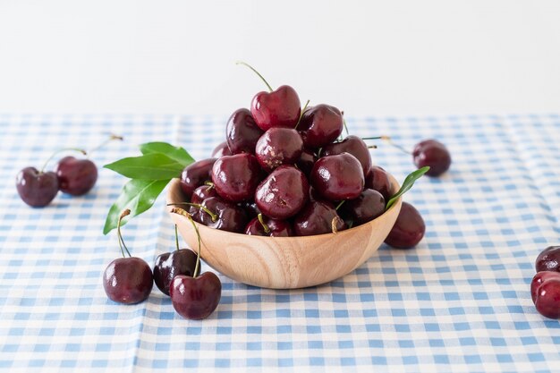 Cereza fresca en un tazón de madera