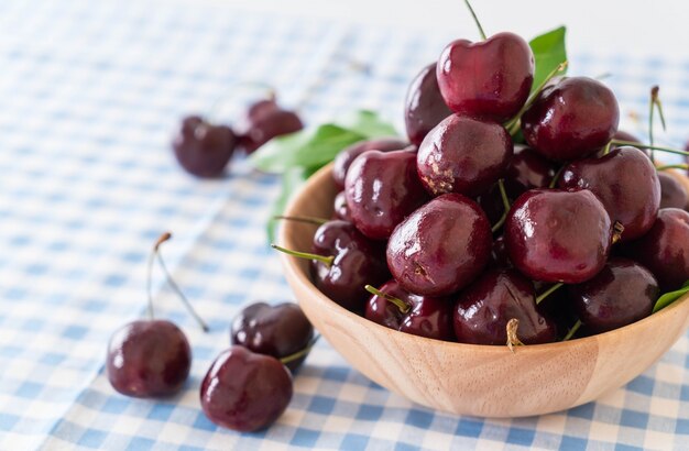 Cereza fresca en un tazón de madera