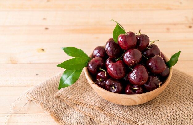 cereza fresca en un tazón de madera