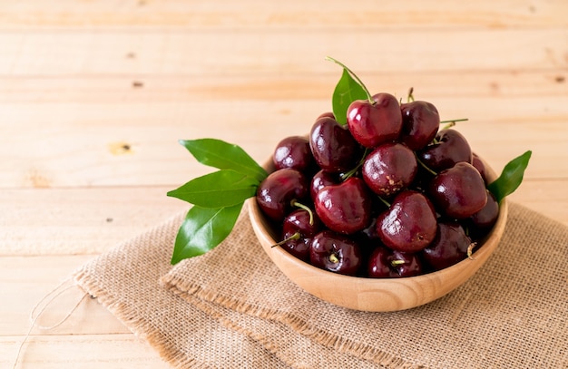 cereza fresca en un tazón de madera