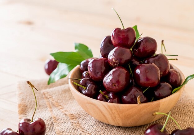 cereza fresca en un tazón de madera