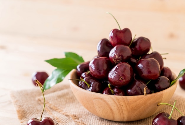 cereza fresca en un tazón de madera