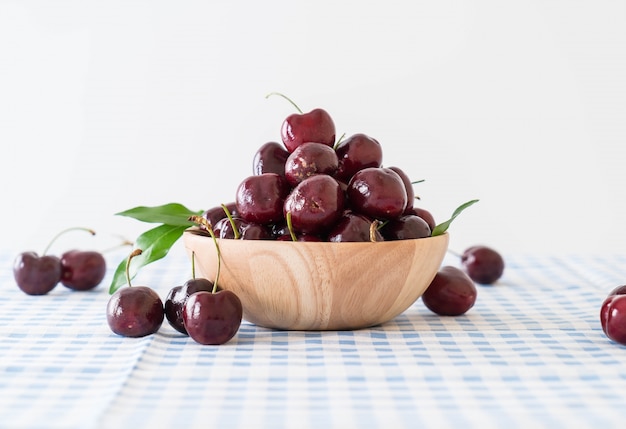 cereza fresca en un tazón de madera