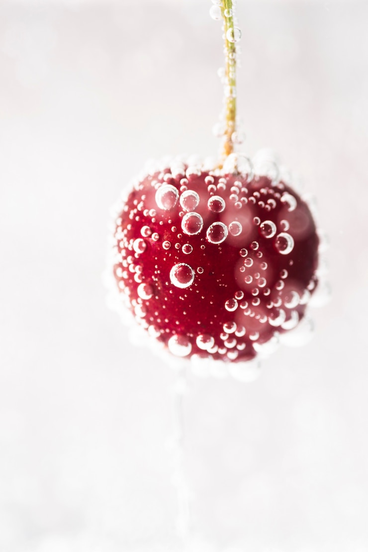 Foto gratuito cereza roja fresca con burbujas de agua.