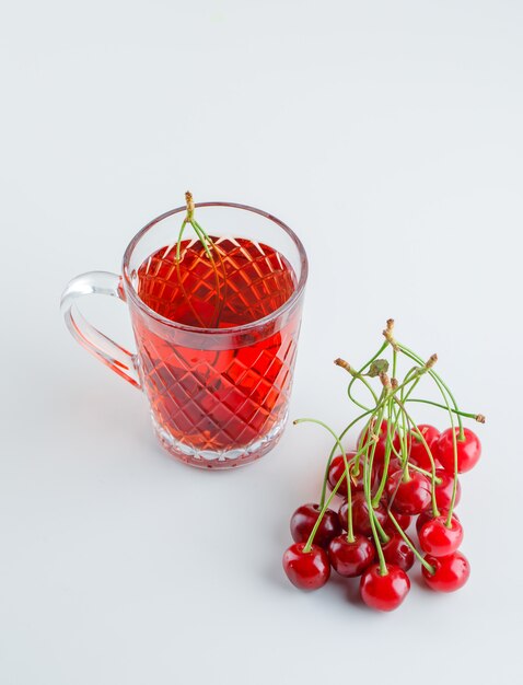 Cereza con té, vista de ángulo alto.