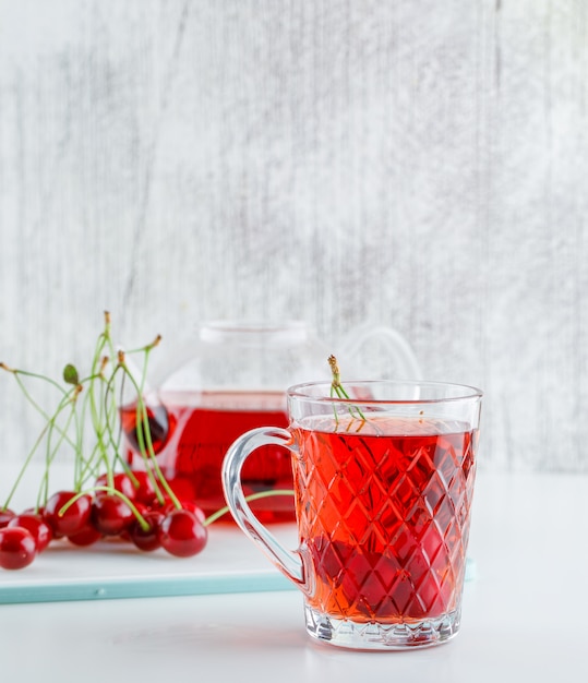 Cereza con té, vista lateral de la tabla de cortar