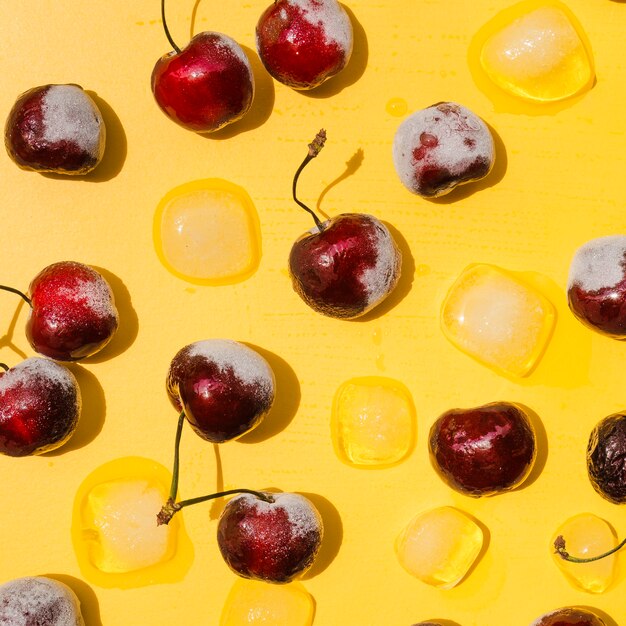 Cerezas congeladas y cubitos de hielo.