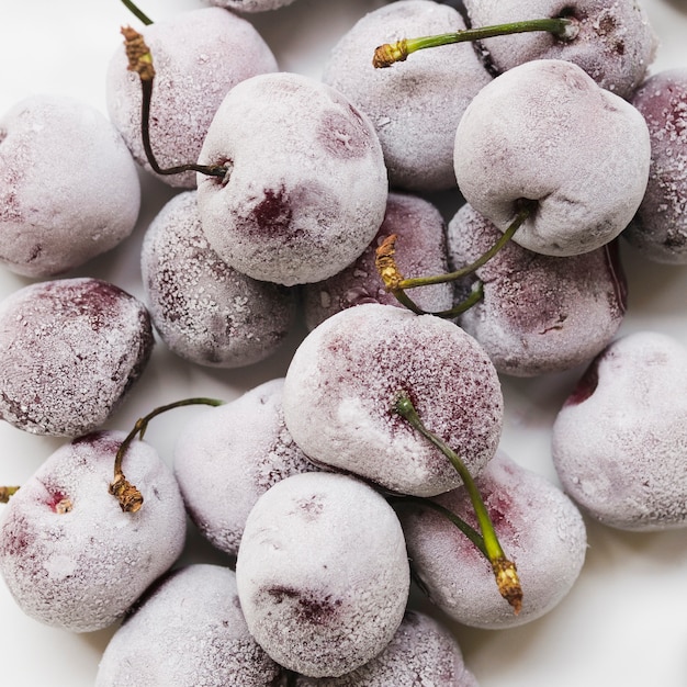 Foto gratuita cerezas congeladas sobre fondo blanco