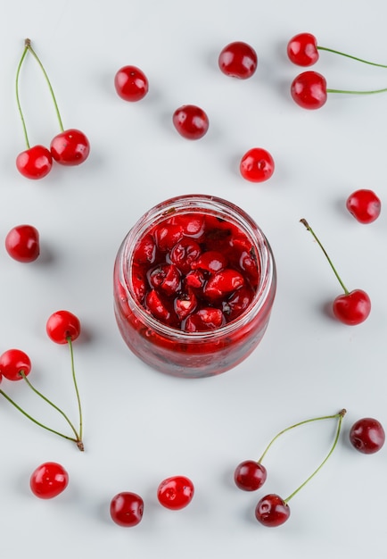 Cerezas en una copa de vino en blanco