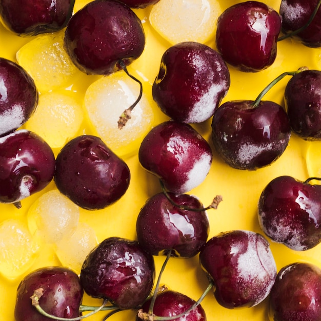 Foto gratuita cerezas y cubitos de hielo.