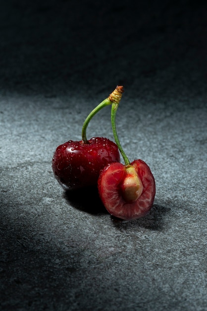 Cerezas deliciosas de alto ángulo