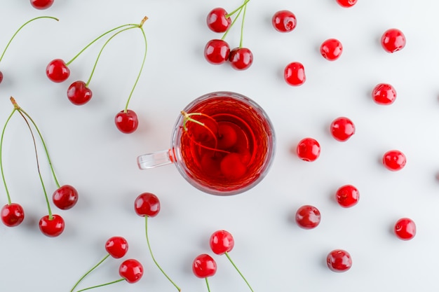 Cerezas esparcidas con té, laico.