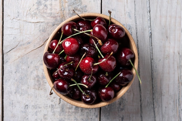 Cerezas frescas con gotas de agua