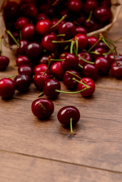 Cerezas en mesa de madera