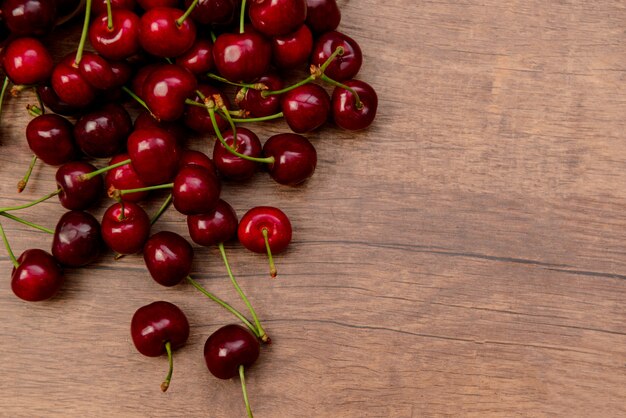 Cerezas en mesa de madera