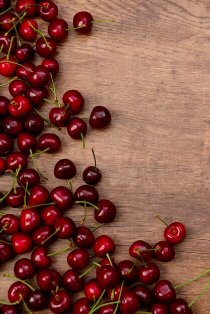 Cerezas en mesa de madera