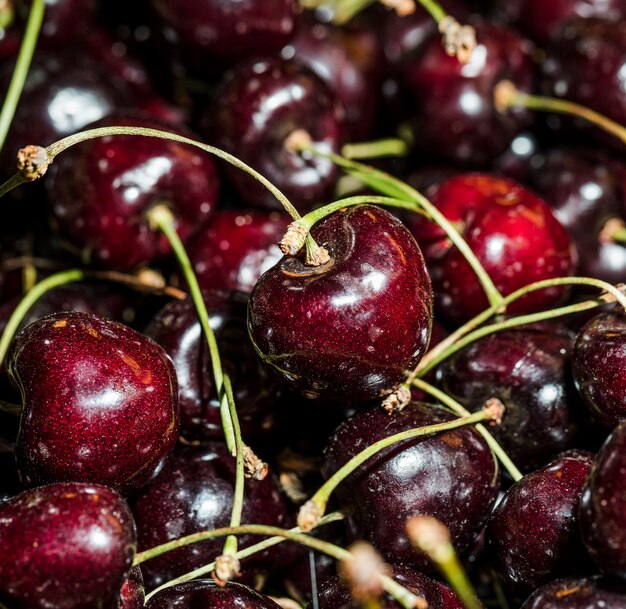 Cerezas naturales para la venta en el mercado.