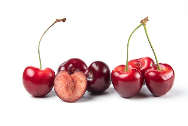 Cerezas rojas y negras sobre fondo blanco