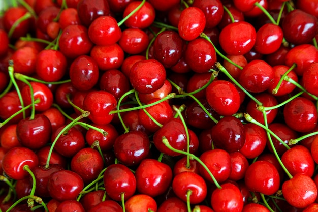 Cerezas rojas con tallos verdes, vista superior